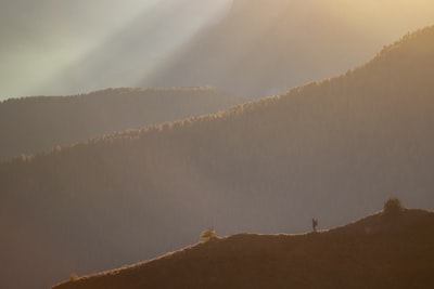 站在山景上的人